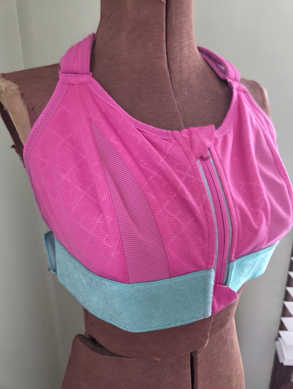SHEFIT Pink and Green Sports Bra, Medium, Zipper, Hook & Eye Closure - Picture 2 of 12